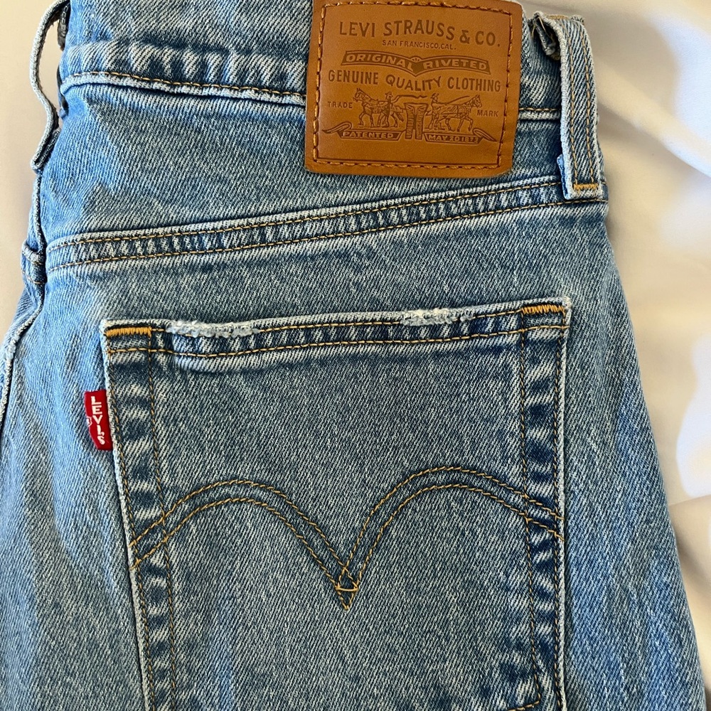 Levi's | Wedgie Straight Fit Denim meduim Wash Jeans Size 28/ 6 frayed hem